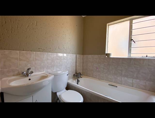 2 BEDROOM SECTIONAL TITLE FOR SALE IN KENLEAF